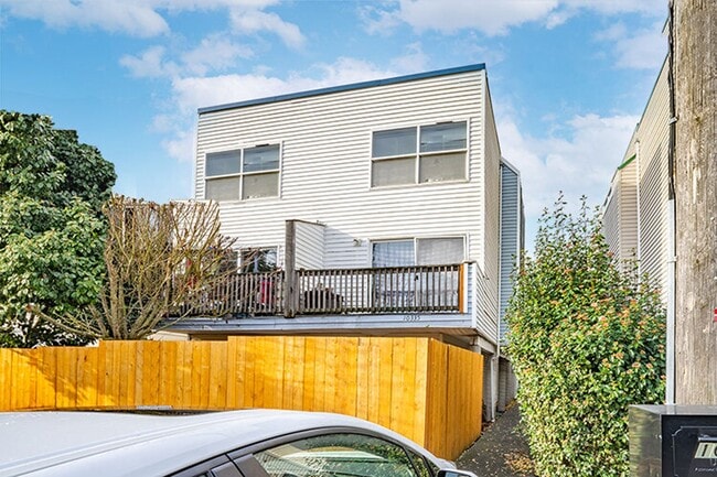 Midvale Apartments in Seattle, WA - Building Photo - Building Photo