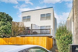 Midvale Apartments in Seattle, WA - Building Photo - Building Photo