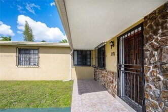 201 NW 34th Ave in Miami, FL - Foto de edificio - Building Photo