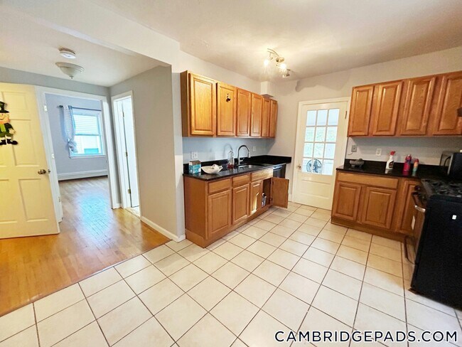 40 Plymouth St in Cambridge, MA - Foto de edificio - Building Photo