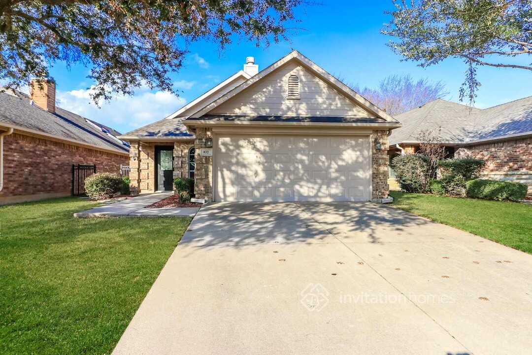 832 Claycourt Cir in Fort Worth, TX - Building Photo