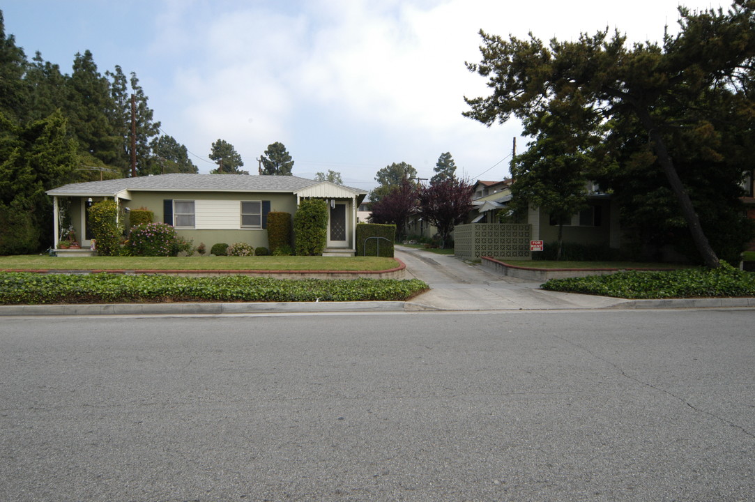 2247 Florencita Ave in Montrose, CA - Foto de edificio