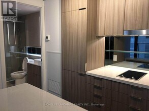 215 Queen St W in Toronto, ON - Building Photo - Building Photo