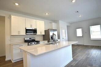 4009 Bronco Sta Ln in League City, TX - Foto de edificio - Building Photo