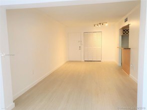 660 W Park Dr in Miami, FL - Building Photo - Building Photo