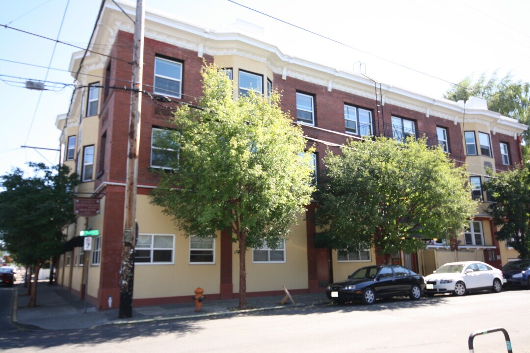 910 Southeast 37th Avenue, Unit 207 in Portland, OR - Building Photo