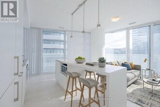 100 Harbour St in Toronto, ON - Building Photo - Building Photo