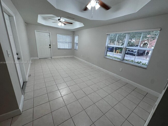 15251 SW 31st St in Miami, FL - Foto de edificio - Building Photo