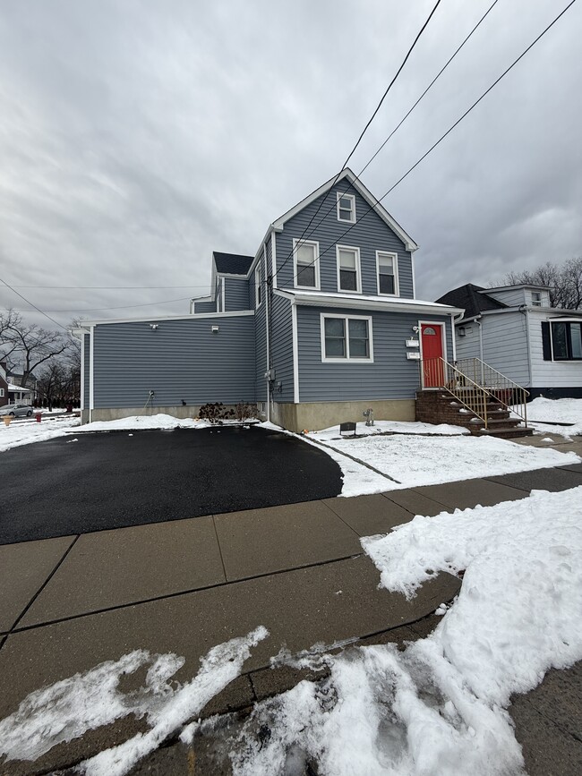7 Cortland St, Unit Second Floor in Nutley, NJ - Foto de edificio - Building Photo