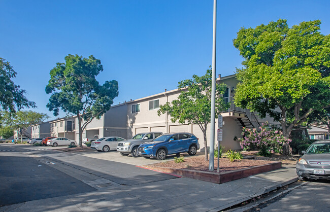 Granada Condos in Milpitas, CA - Foto de edificio - Building Photo