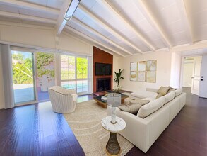 6763 Lurline Ave in Winnetka, CA - Foto de edificio - Building Photo