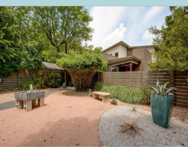 700 W Johanna St in Austin, TX - Building Photo - Building Photo