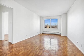 570 Grand St in New York, NY - Building Photo - Building Photo