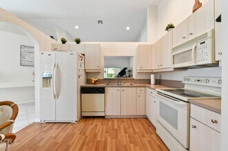 6077 Lake Hibiscus Dr in Delray Beach, FL - Building Photo - Building Photo