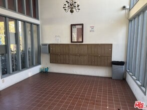 18640 Collins St in Los Angeles, CA - Building Photo - Building Photo