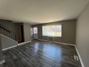 1389 W Galbraith Rd in Cincinnati, OH - Building Photo - Building Photo