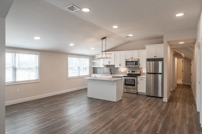 1090 New York Ave in Huntington Station, NY - Building Photo - Building Photo