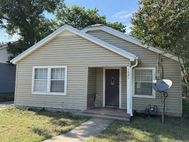1021 Green St in Stephenville, TX - Building Photo - Building Photo