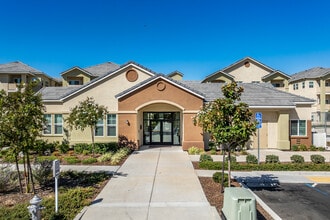 Arena Senior Apartments in Sacramento, CA - Foto de edificio - Building Photo