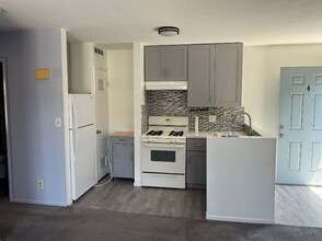 616 Tularosa Dr in Los Angeles, CA - Building Photo - Building Photo