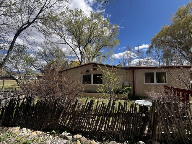 409 Maria Ln in Taos, NM - Building Photo - Building Photo