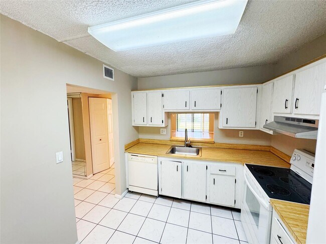 1820 N Lauderdale Ave, Unit 3201 in North Lauderdale, FL - Foto de edificio - Building Photo
