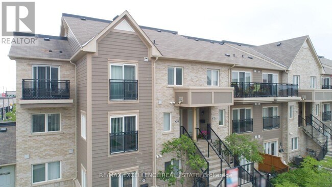 60-60 Fairwood Cir in Brampton, ON - Building Photo - Building Photo