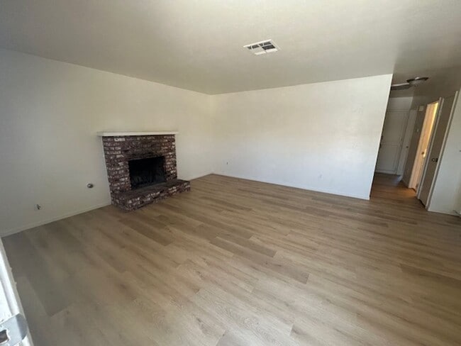 2149-2149 S Divisadero St in Visalia, CA - Building Photo - Building Photo