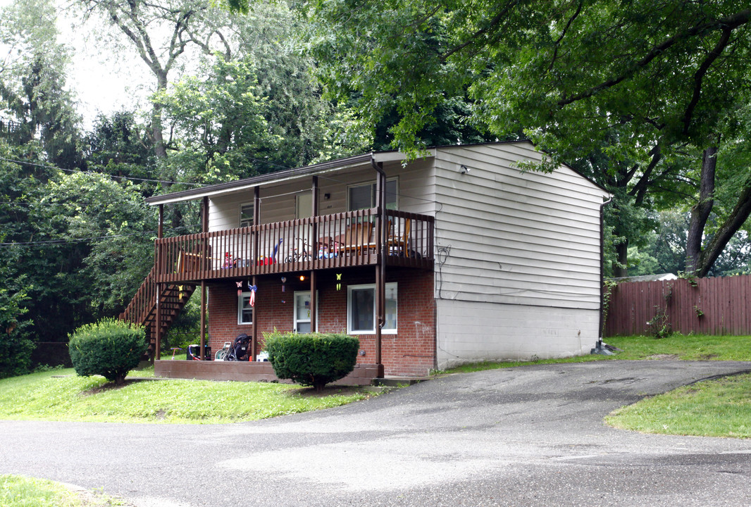 Julien Acres in Akron, OH - Foto de edificio