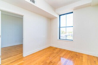 55-27 Myrtle Ave, Unit 204 in Queens, NY - Building Photo - Building Photo