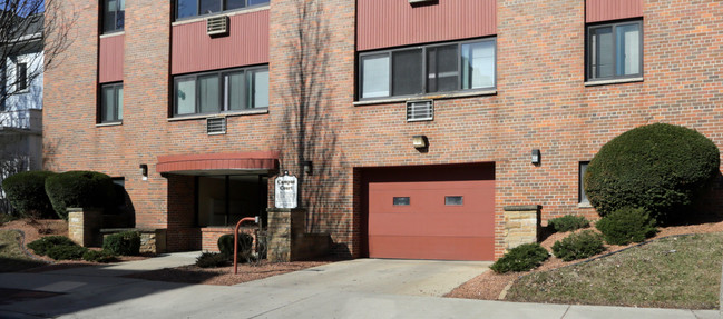 Campus Court in Milwaukee, WI - Foto de edificio - Building Photo