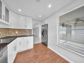 4156 Inverrary Dr, Unit 301 in Lauderhill, FL - Foto de edificio - Building Photo