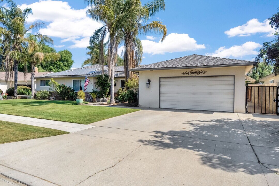 6286 N 10th St in Fresno, CA - Building Photo