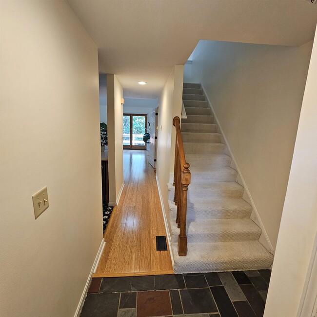 8 Balmoral Dr in Stratham, NH - Building Photo - Building Photo