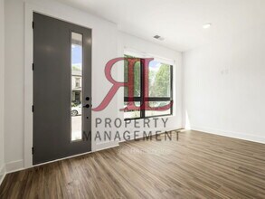 1096 Oak St in Columbus, OH - Foto de edificio - Building Photo