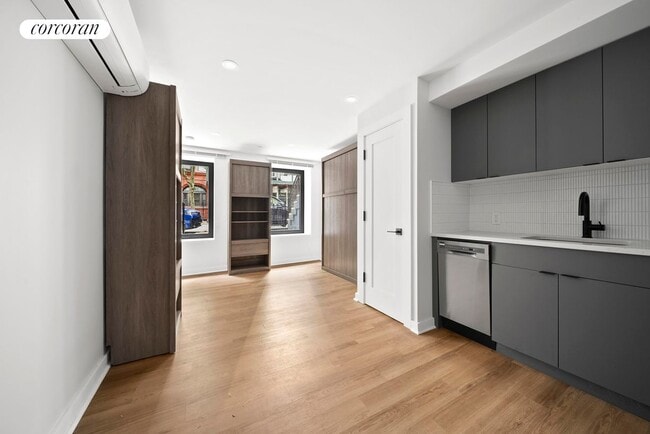 317 W 51st St