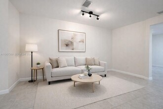 323 NE 208th Terrace in Miami, FL - Foto de edificio - Building Photo