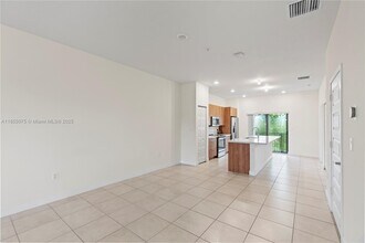 7831 NW 104th Ave in Doral, FL - Building Photo - Building Photo