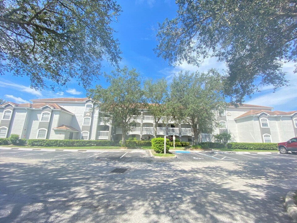 Second Floor Apartment with Balcony View! in Orlando, FL - Building Photo