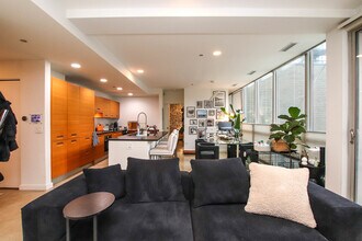 156 W Superior St in Chicago, IL - Foto de edificio - Building Photo