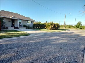 351 Davenport Ave NE in St. Petersburg, FL - Building Photo - Building Photo