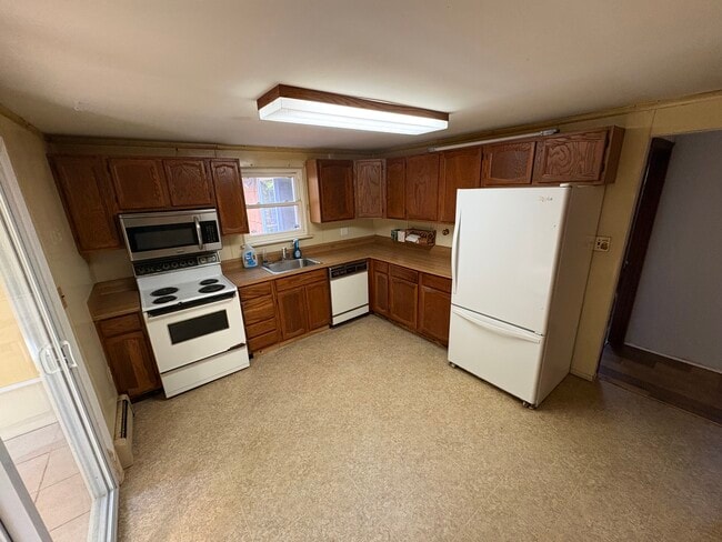 192 Woodland Dr, Unit 1 in East Islip, NY - Building Photo - Building Photo