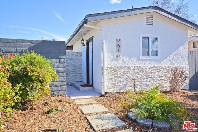 9616 Gerald Ave in Los Angeles, CA - Building Photo - Building Photo