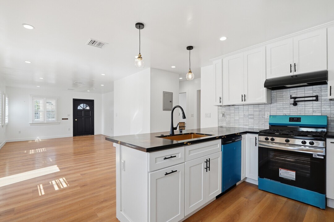 6616 Denver Ave in Los Angeles, CA - Building Photo