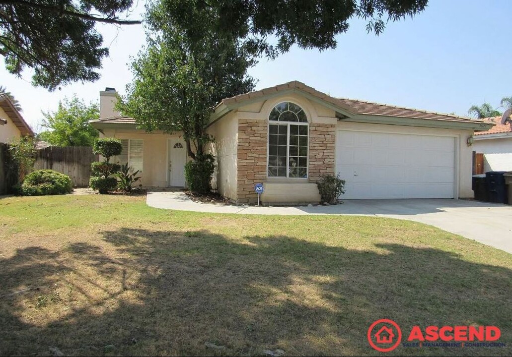 5627 Pine Canyon Dr in Bakersfield, CA - Building Photo