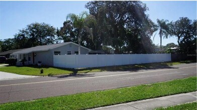 8518 Woodlake Dr in Tampa, FL - Building Photo - Building Photo