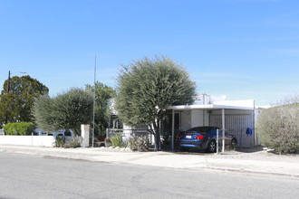 Borden Court in Tucson, AZ - Foto de edificio - Building Photo