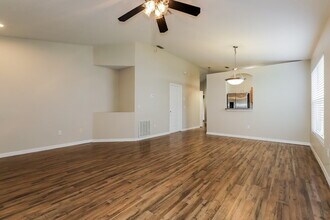 1036 Lake Shore Ranch Dr in Seffner, FL - Building Photo - Building Photo