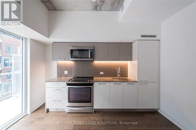 15 Baseball Pl in Toronto, ON - Building Photo - Building Photo