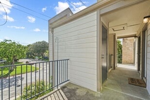 7144 N Holiday Dr in Galveston, TX - Building Photo